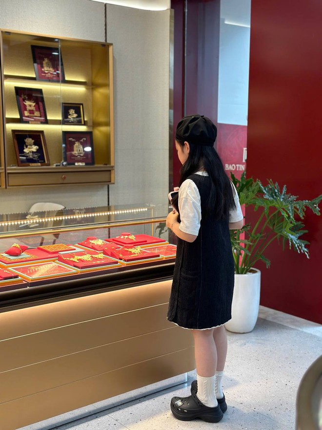 Các mẹ ở Hà Nội dẫn con đến tiệm vàng, trích 75% tiền lì xì để tích sản: Chỉ muốn con hiểu đúng 1 điều!- Ảnh 2. Các mẹ ở Hà Nội dẫn con đến tiệm vàng, trích 75% tiền lì xì để tích sản: Chỉ muốn con hiểu đúng 1 điều!- Ảnh 2.