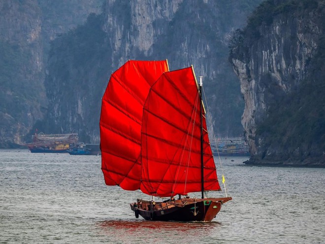 Chán cảnh check-in đền chùa, dàn nàng thơ xắn áo dài lội đá để chụp với thuyền buồm đỏ rực tại Hạ Long sau 10 năm- Ảnh 3. Chán cảnh check-in đền chùa, dàn nàng thơ xắn áo dài lội đá để chụp với thuyền buồm đỏ rực tại Hạ Long sau 10 năm- Ảnh 3.