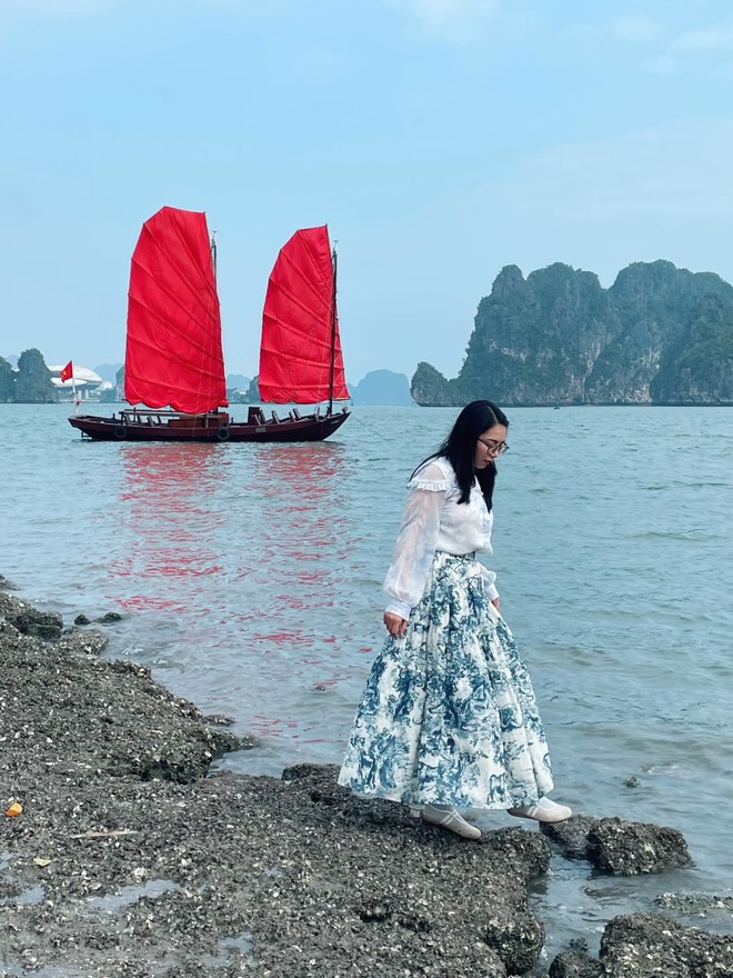 Chán cảnh check-in đền chùa, dàn nàng thơ xắn áo dài lội đá để chụp với thuyền buồm đỏ rực tại Hạ Long sau 10 năm- Ảnh 5. Chán cảnh check-in đền chùa, dàn nàng thơ xắn áo dài lội đá để chụp với thuyền buồm đỏ rực tại Hạ Long sau 10 năm- Ảnh 5.