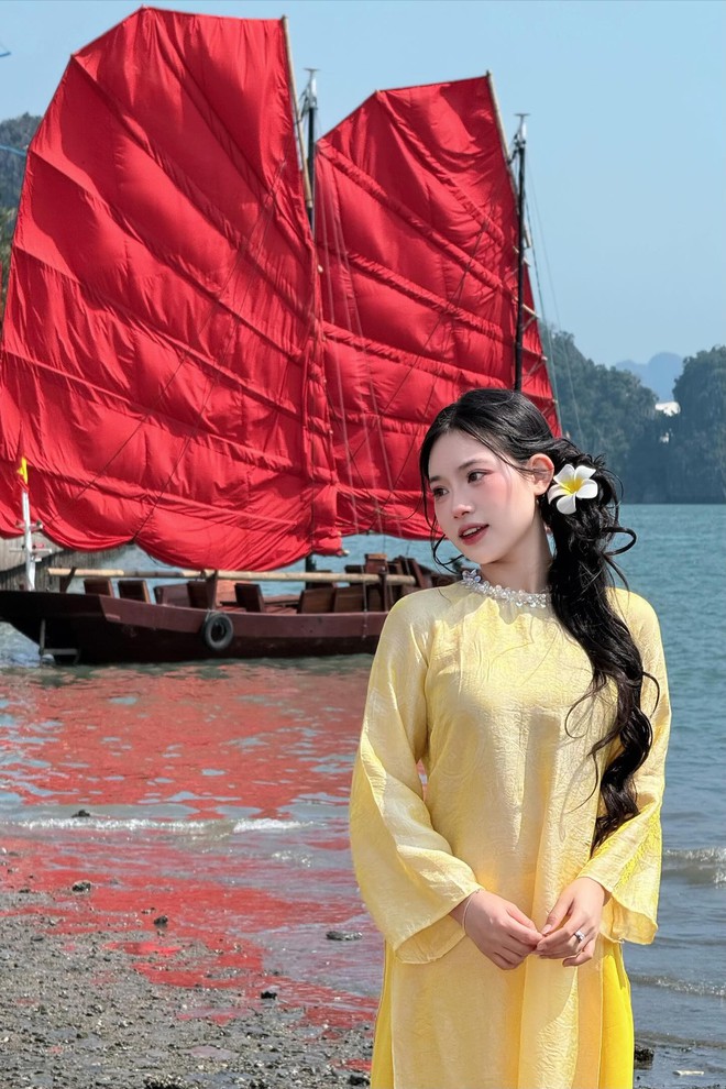 Chán cảnh check-in đền chùa, dàn nàng thơ xắn áo dài lội đá để chụp với thuyền buồm đỏ rực tại Hạ Long sau 10 năm- Ảnh 4. Chán cảnh check-in đền chùa, dàn nàng thơ xắn áo dài lội đá để chụp với thuyền buồm đỏ rực tại Hạ Long sau 10 năm- Ảnh 4.