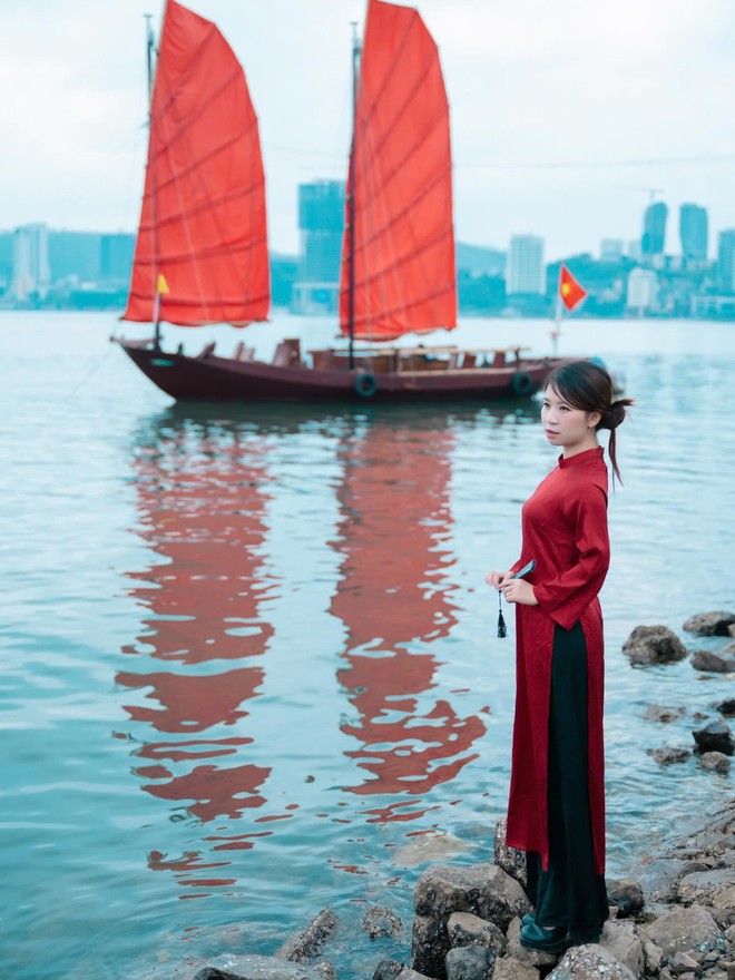 Chán cảnh check-in đền chùa, dàn nàng thơ xắn áo dài lội đá để chụp với thuyền buồm đỏ rực tại Hạ Long sau 10 năm- Ảnh 7. Chán cảnh check-in đền chùa, dàn nàng thơ xắn áo dài lội đá để chụp với thuyền buồm đỏ rực tại Hạ Long sau 10 năm- Ảnh 7.