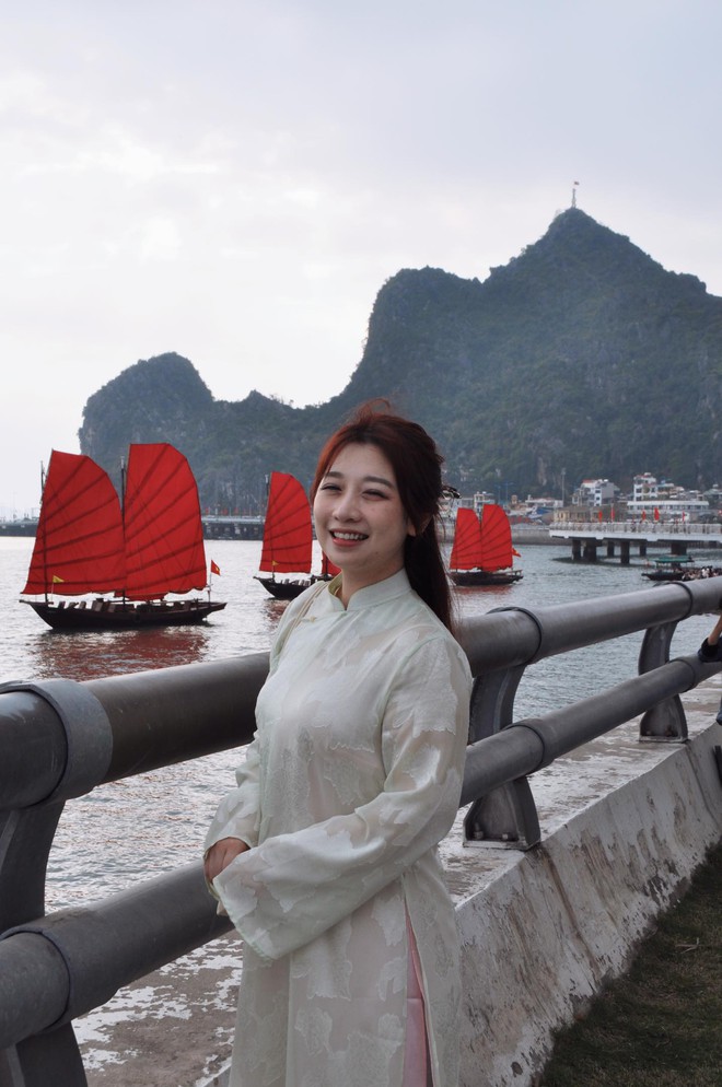 Chán cảnh check-in đền chùa, dàn nàng thơ xắn áo dài lội đá để chụp với thuyền buồm đỏ rực tại Hạ Long sau 10 năm- Ảnh 8. Chán cảnh check-in đền chùa, dàn nàng thơ xắn áo dài lội đá để chụp với thuyền buồm đỏ rực tại Hạ Long sau 10 năm- Ảnh 8.