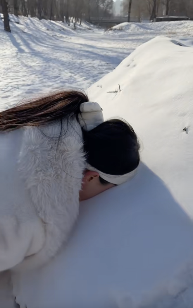 Bắt trend úp mặt vào tuyết -20 độ, nàng hậu khiến dân mạng không tin nổi khi ngước lên- Ảnh 1. Bắt trend úp mặt vào tuyết -20 độ, nàng hậu khiến dân mạng không tin nổi khi ngước lên- Ảnh 1.