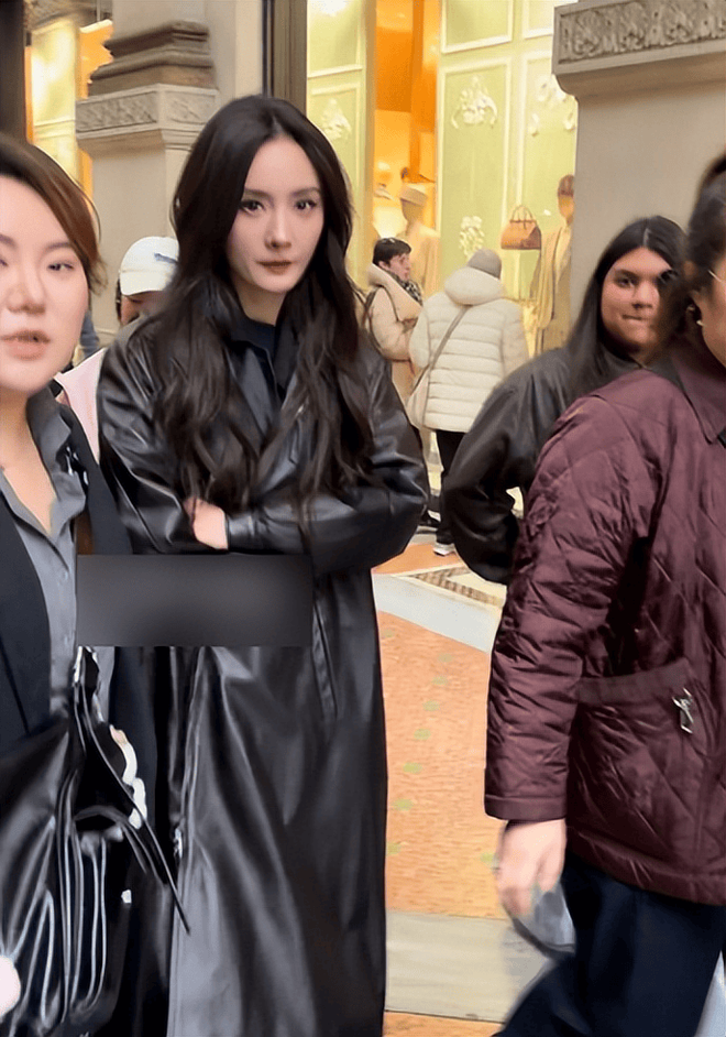 Đời khi kh&ocirc;ng c&oacute; filter: Dương Mịch lộ nhan sắc thật khi bị bắt gặp ở Milan- Ảnh 2.