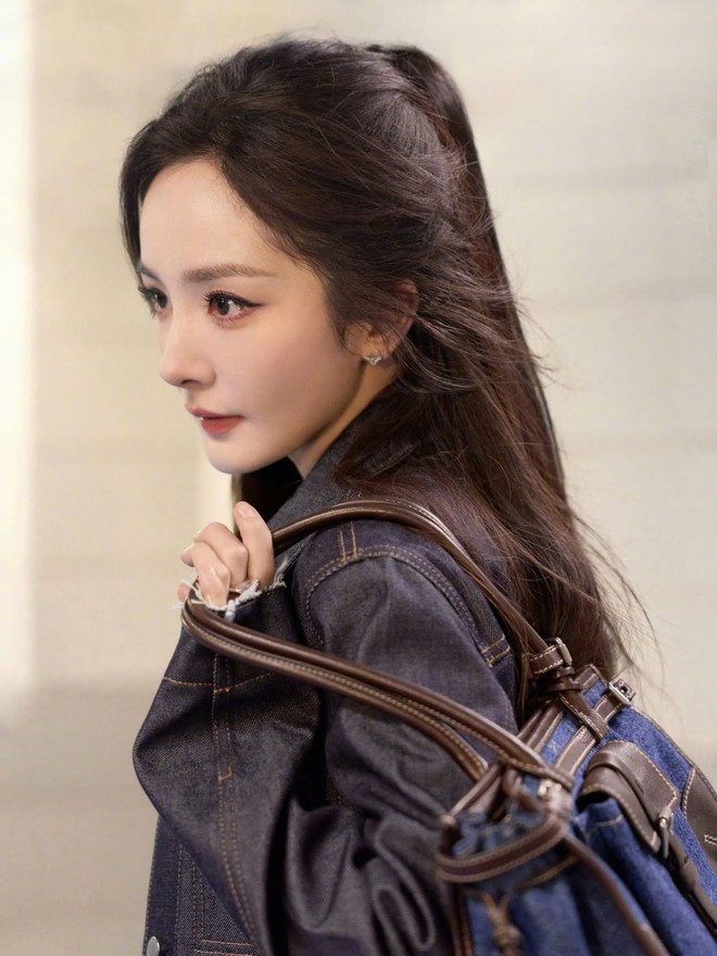 Đời khi kh&ocirc;ng c&oacute; filter: Dương Mịch lộ nhan sắc thật khi bị bắt gặp ở Milan- Ảnh 4.