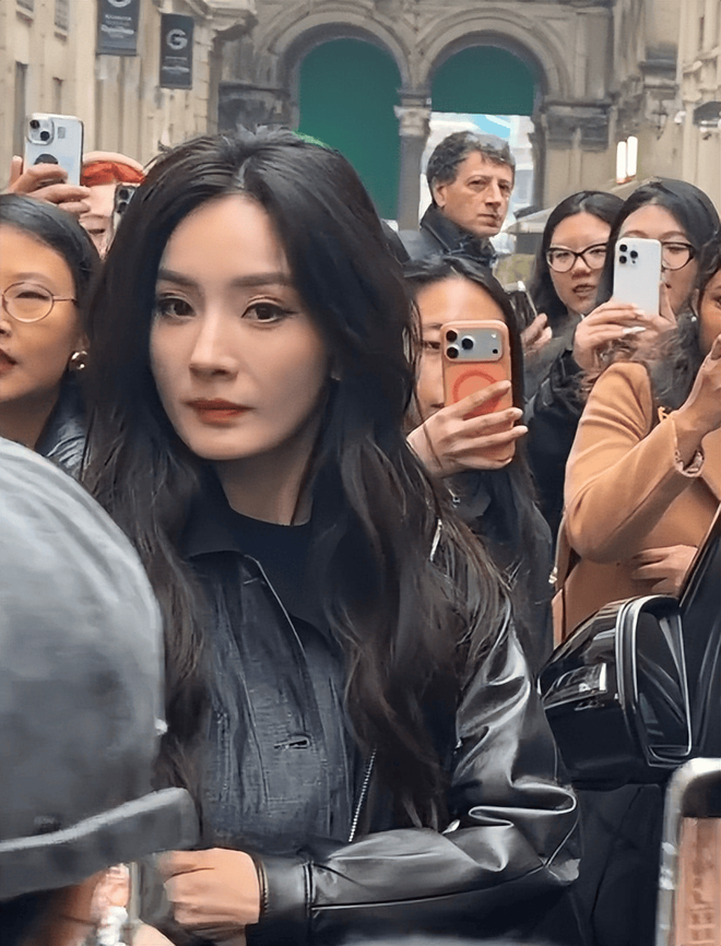 Đời khi kh&ocirc;ng c&oacute; filter: Dương Mịch lộ nhan sắc thật khi bị bắt gặp ở Milan- Ảnh 5.