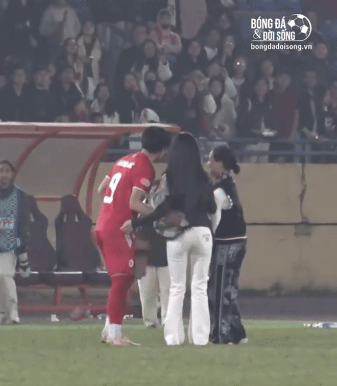 10 giây của Đình Bắc và Chu Thanh Huyền đang viral: "Cậu ấy lễ phép quá"- Ảnh 2. 10 giây của Đình Bắc và Chu Thanh Huyền đang viral: "Cậu ấy lễ phép quá"- Ảnh 2.