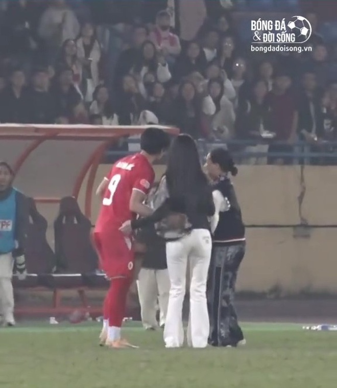 10 giây của Đình Bắc và Chu Thanh Huyền đang viral: "Cậu ấy lễ phép quá"- Ảnh 1. 10 giây của Đình Bắc và Chu Thanh Huyền đang viral: "Cậu ấy lễ phép quá"- Ảnh 1.