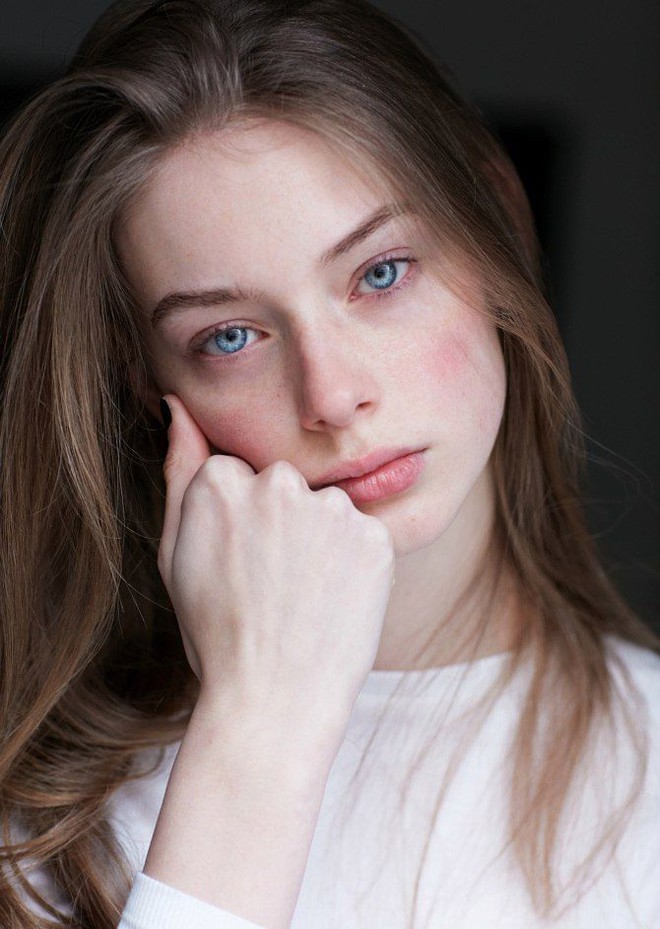 "Cục v&agrave;ng" của Chanel l&agrave; nữ thần phương Bắc c&oacute; đ&ocirc;i mắt xanh rực rỡ, nh&igrave;n v&agrave;o chỉ sợ bị th&ocirc;i mi&ecirc;n- Ảnh 2.