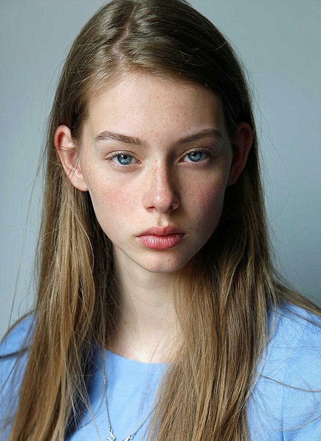 "Cục v&agrave;ng" của Chanel l&agrave; nữ thần phương Bắc c&oacute; đ&ocirc;i mắt xanh rực rỡ, nh&igrave;n v&agrave;o chỉ sợ bị th&ocirc;i mi&ecirc;n- Ảnh 3.