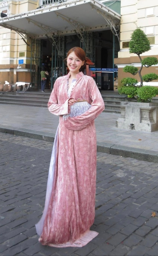 Uyển &Acirc;n hứng chỉ tr&iacute;ch v&igrave; chụp ảnh Tết c&ugrave;ng kiểu &aacute;o d&agrave;i c&aacute;ch t&acirc;n g&acirc;y tranh c&atilde;i- Ảnh 4.