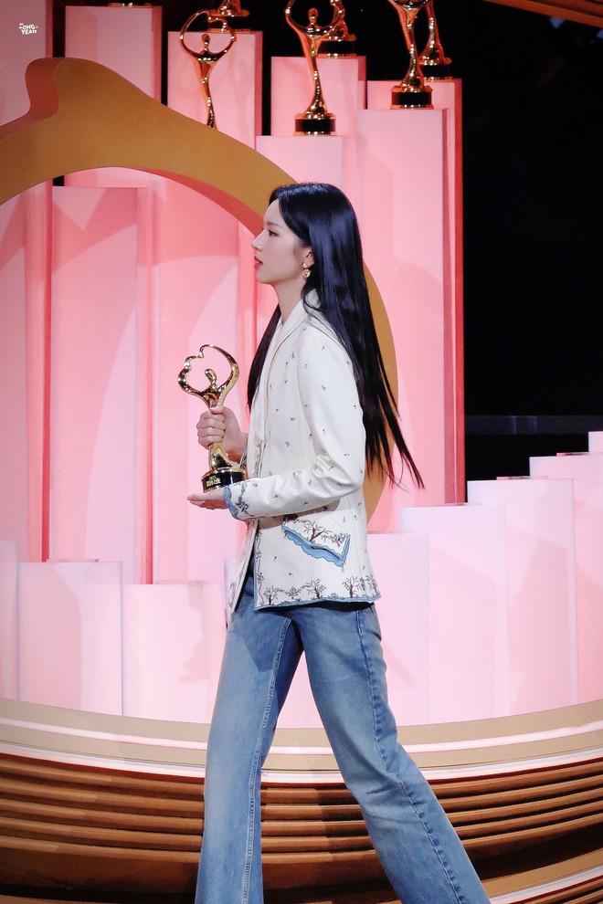 Mỹ nh&acirc;n đẹp chấn động thế gian lộng lẫy tr&ecirc;n thảm đỏ, tới set đồ Dior l&ecirc;n nhận giải lại khiến fan "ph&aacute;t cọc"- Ảnh 4.