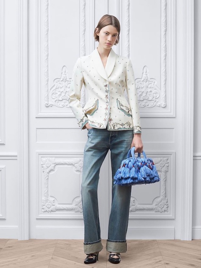 Mỹ nh&acirc;n đẹp chấn động thế gian lộng lẫy tr&ecirc;n thảm đỏ, tới set đồ Dior l&ecirc;n nhận giải lại khiến fan "ph&aacute;t cọc"- Ảnh 5.