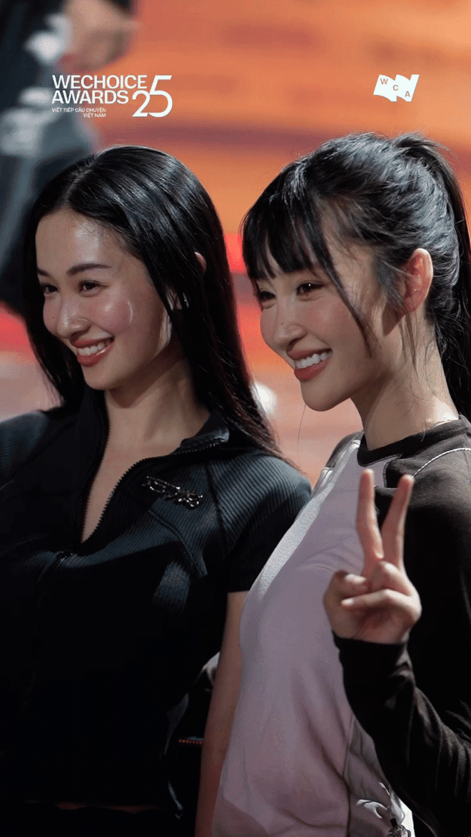 WeChoice Awards 2025 lộ diện cặp g&aacute;i xinh l&agrave; song tr&ugrave;ng tiền định, X2 visual l&agrave; đ&acirc;y chứ đ&acirc;u!- Ảnh 1.