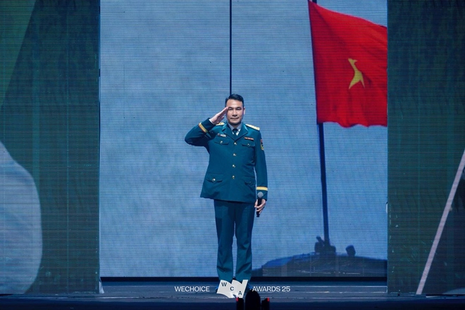 Màn xuất hiện đặc biệt của Đại tá Nguyễn Thế Dũng tại WeChoice 2025: Câu chuyện những người giữ vùng trời Tổ quốc được viết tiếp- Ảnh 3. Màn xuất hiện đặc biệt của Đại tá Nguyễn Thế Dũng tại WeChoice 2025: Câu chuyện những người giữ vùng trời Tổ quốc được viết tiếp- Ảnh 3.
