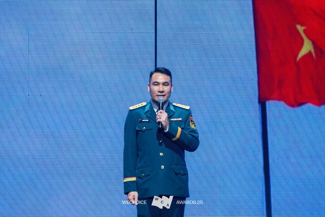 Màn xuất hiện đặc biệt của Đại tá Nguyễn Thế Dũng tại WeChoice 2025: Câu chuyện những người giữ vùng trời Tổ quốc được viết tiếp- Ảnh 2. Màn xuất hiện đặc biệt của Đại tá Nguyễn Thế Dũng tại WeChoice 2025: Câu chuyện những người giữ vùng trời Tổ quốc được viết tiếp- Ảnh 2.