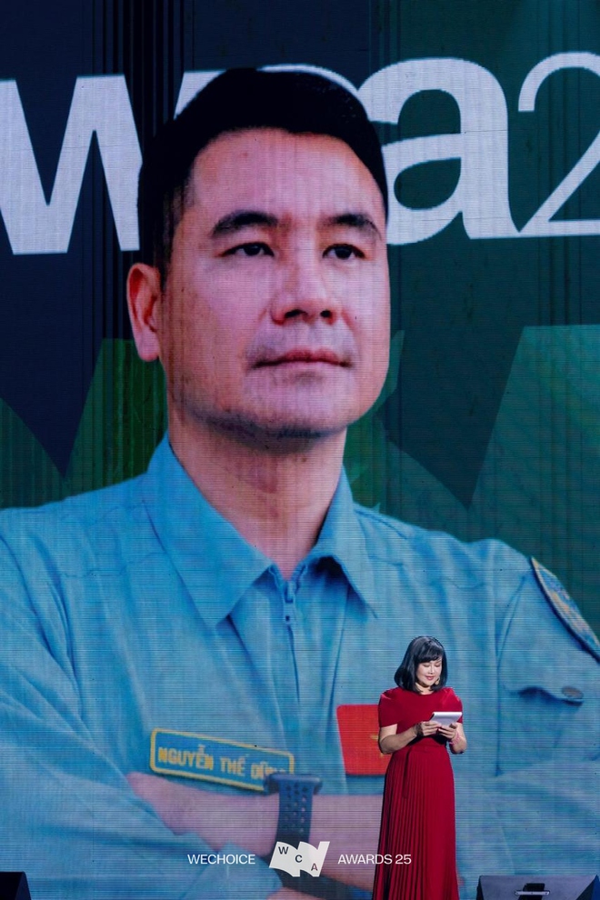 Màn xuất hiện đặc biệt của Đại tá Nguyễn Thế Dũng tại WeChoice 2025: Câu chuyện những người giữ vùng trời Tổ quốc được viết tiếp- Ảnh 4. Màn xuất hiện đặc biệt của Đại tá Nguyễn Thế Dũng tại WeChoice 2025: Câu chuyện những người giữ vùng trời Tổ quốc được viết tiếp- Ảnh 4.