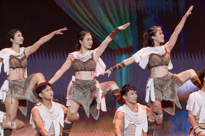 NSND Tự Long qu&ecirc;n h&igrave;nh tượng, t&acirc;n binh hot nhất Vbiz "h&aacute; hốc" khi Đo&agrave;n xiếc Bầu Trời Xanh mang cả Hỏa Thần, Thủy Thần l&ecirc;n s&acirc;n khấu WeChoice Awards 2025- Ảnh 3.