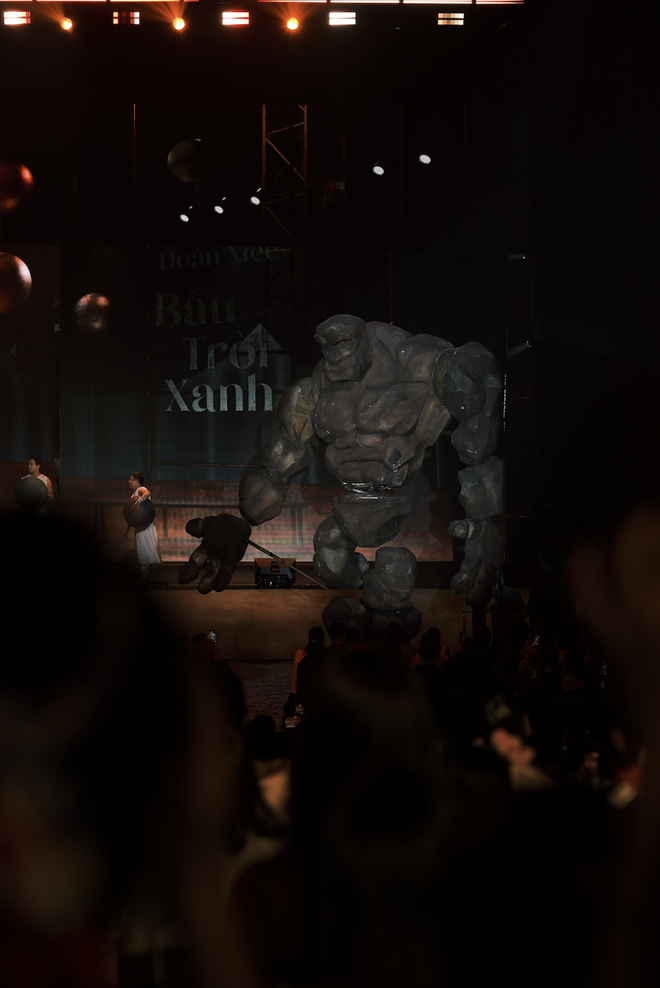 NSND Tự Long qu&ecirc;n h&igrave;nh tượng, t&acirc;n binh hot nhất Vbiz "h&aacute; hốc" khi Đo&agrave;n xiếc Bầu Trời Xanh mang cả Hỏa Thần, Thủy Thần l&ecirc;n s&acirc;n khấu WeChoice Awards 2025- Ảnh 7.