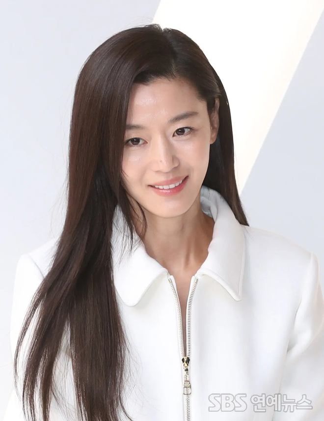 Jeon Ji Hyun người mỏng như lá lúa, siết cơ khô khốc, chẳng "mướt" như ảnh quảng cáo- Ảnh 1. Jeon Ji Hyun người mỏng như lá lúa, siết cơ khô khốc, chẳng "mướt" như ảnh quảng cáo- Ảnh 1.