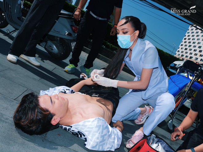 Dàn Hoa hậu tràn ra đường gây sốc: Hết cưỡi voi đến giả ăn mày, có người lố đến mức chui vào quan tài- Ảnh 1. Dàn Hoa hậu tràn ra đường gây sốc: Hết cưỡi voi đến giả ăn mày, có người lố đến mức chui vào quan tài- Ảnh 1.