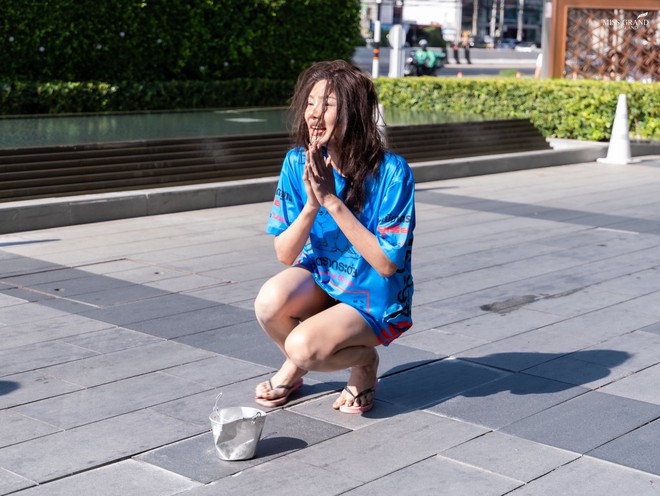 Dàn Hoa hậu tràn ra đường gây sốc: Hết cưỡi voi đến giả ăn mày, có người lố đến mức chui vào quan tài- Ảnh 2. Dàn Hoa hậu tràn ra đường gây sốc: Hết cưỡi voi đến giả ăn mày, có người lố đến mức chui vào quan tài- Ảnh 2.