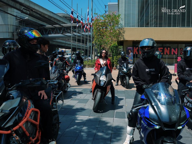 Dàn Hoa hậu tràn ra đường gây sốc: Hết cưỡi voi đến giả ăn mày, có người lố đến mức chui vào quan tài- Ảnh 4. Dàn Hoa hậu tràn ra đường gây sốc: Hết cưỡi voi đến giả ăn mày, có người lố đến mức chui vào quan tài- Ảnh 4.