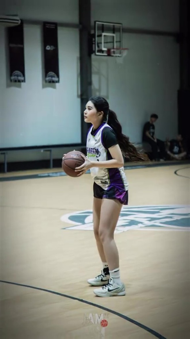 Hạt Dẻ bỏ đi 1 điểm giống ba, được khen lu&ocirc;n "nữ thần b&oacute;ng rổ"- Ảnh 11.