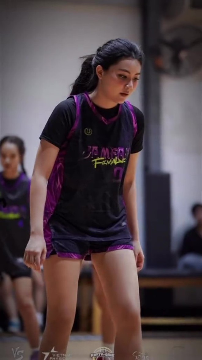 Hạt Dẻ bỏ đi 1 điểm giống ba, được khen lu&ocirc;n "nữ thần b&oacute;ng rổ"- Ảnh 12.