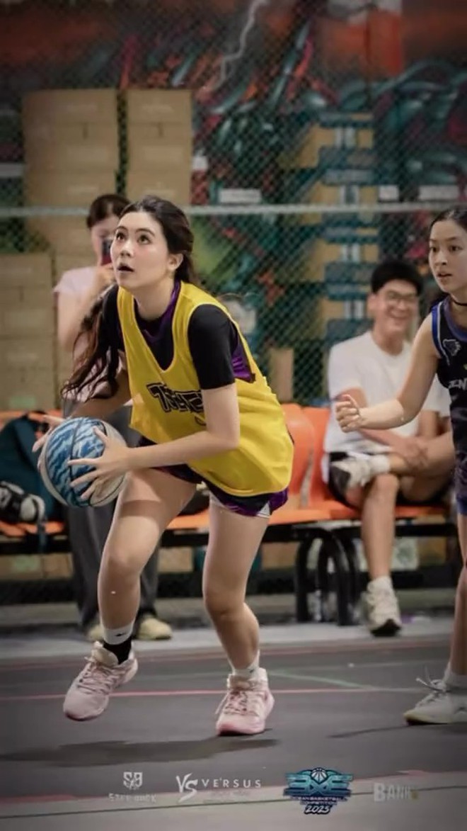 Hạt Dẻ bỏ đi 1 điểm giống ba, được khen lu&ocirc;n "nữ thần b&oacute;ng rổ"- Ảnh 2.