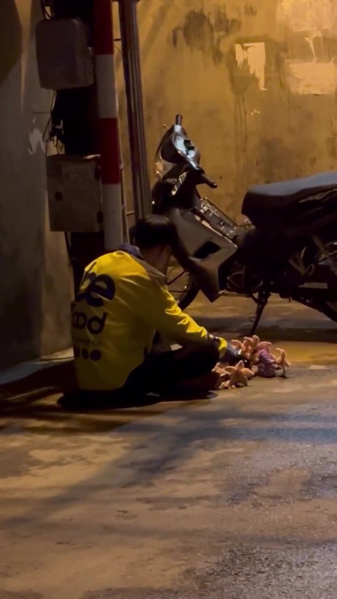 Nam shipper ở H&agrave; Nội ngồi lề đường, l&agrave;m hoa kẽm nhung l&uacute;c nửa đ&ecirc;m: L&ecirc;n tiếng n&oacute;i r&otilde; t&igrave;nh cảnh khi bị tố "d&agrave;n dựng"- Ảnh 1.