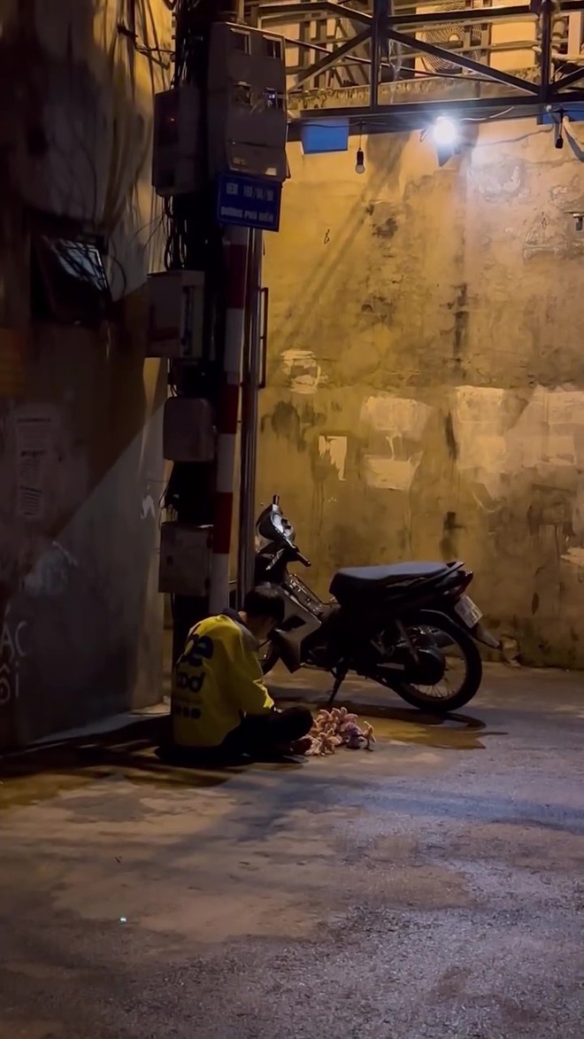 Nam shipper ở H&agrave; Nội ngồi lề đường, l&agrave;m hoa kẽm nhung l&uacute;c nửa đ&ecirc;m: L&ecirc;n tiếng n&oacute;i r&otilde; t&igrave;nh cảnh khi bị tố "d&agrave;n dựng"- Ảnh 2.