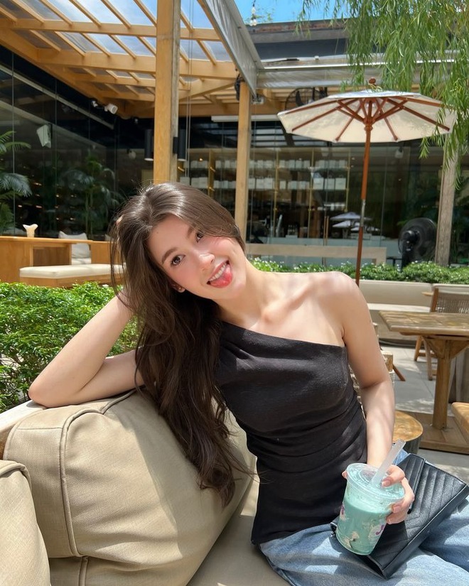 Hội mặc đẹp to&agrave;n cầu đều "thủ" chiếc &aacute;o n&agrave;y trong tủ: Xinh đứ đừ, diện c&ugrave;ng ch&acirc;n v&aacute;y hay quần jeans đều hợp v&ocirc; đối- Ảnh 14.