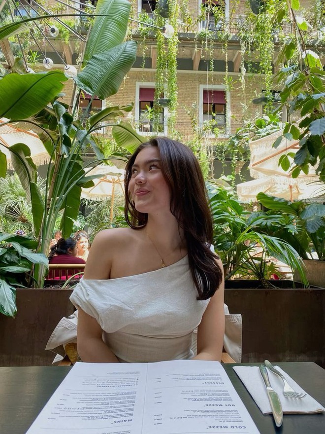 Hội mặc đẹp to&agrave;n cầu đều "thủ" chiếc &aacute;o n&agrave;y trong tủ: Xinh đứ đừ, diện c&ugrave;ng ch&acirc;n v&aacute;y hay quần jeans đều hợp v&ocirc; đối- Ảnh 2.