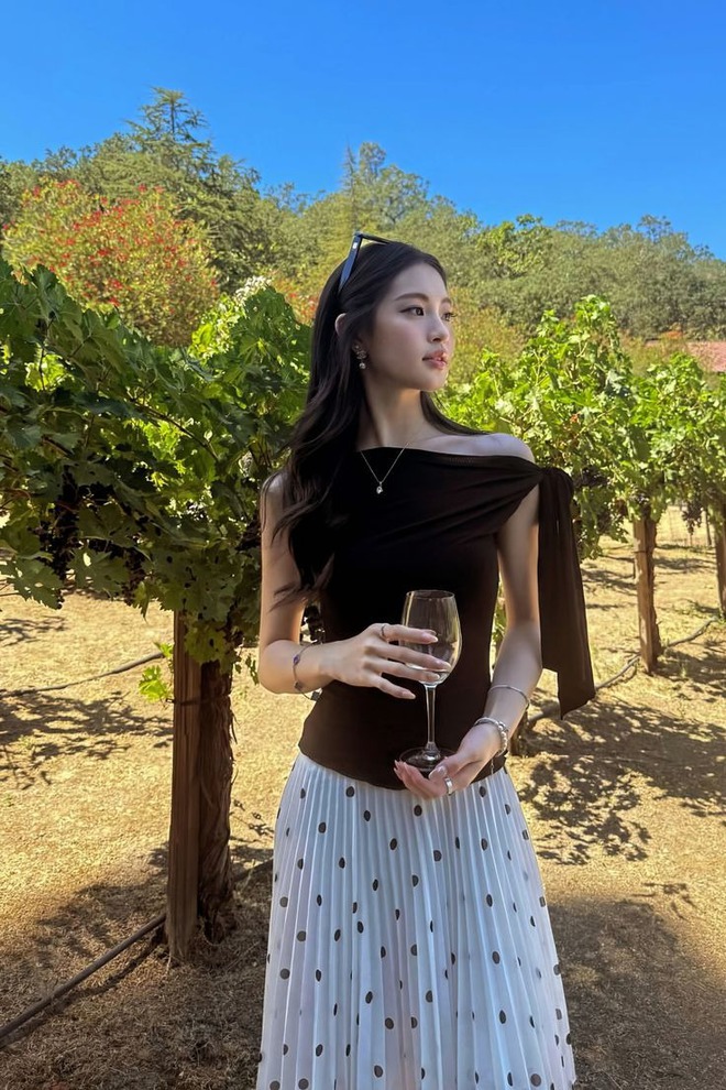 Hội mặc đẹp to&agrave;n cầu đều "thủ" chiếc &aacute;o n&agrave;y trong tủ: Xinh đứ đừ, diện c&ugrave;ng ch&acirc;n v&aacute;y hay quần jeans đều hợp v&ocirc; đối- Ảnh 3.