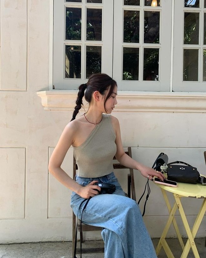 Hội mặc đẹp to&agrave;n cầu đều "thủ" chiếc &aacute;o n&agrave;y trong tủ: Xinh đứ đừ, diện c&ugrave;ng ch&acirc;n v&aacute;y hay quần jeans đều hợp v&ocirc; đối- Ảnh 5.