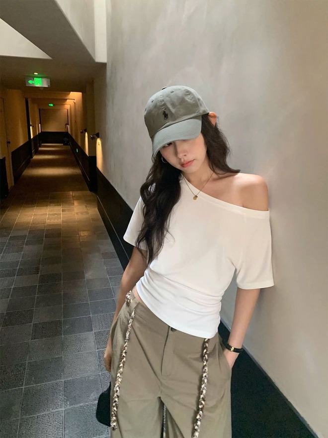 Hội mặc đẹp to&agrave;n cầu đều "thủ" chiếc &aacute;o n&agrave;y trong tủ: Xinh đứ đừ, diện c&ugrave;ng ch&acirc;n v&aacute;y hay quần jeans đều hợp v&ocirc; đối- Ảnh 11.