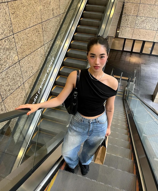 Hội mặc đẹp to&agrave;n cầu đều "thủ" chiếc &aacute;o n&agrave;y trong tủ: Xinh đứ đừ, diện c&ugrave;ng ch&acirc;n v&aacute;y hay quần jeans đều hợp v&ocirc; đối- Ảnh 10.