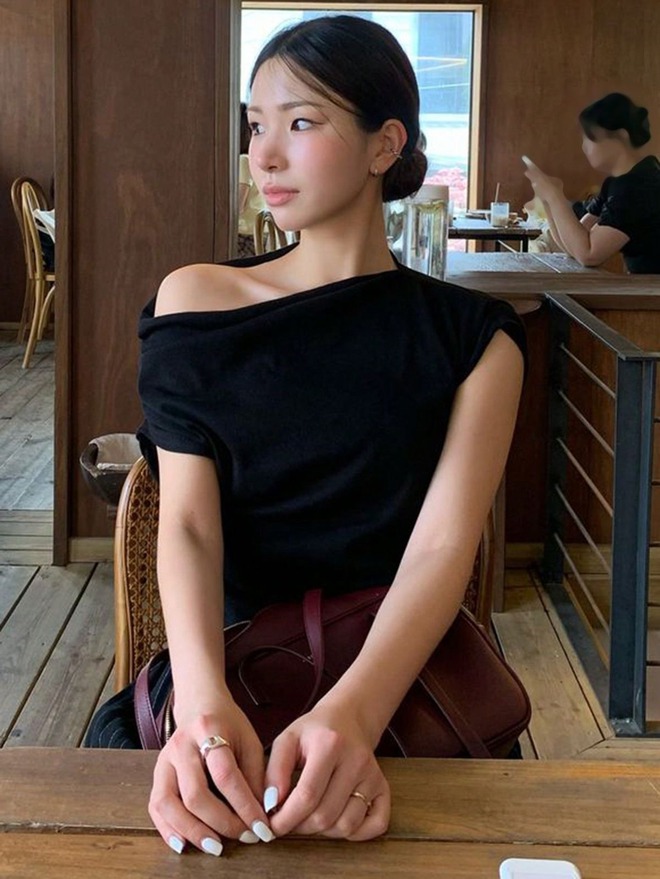 Hội mặc đẹp to&agrave;n cầu đều "thủ" chiếc &aacute;o n&agrave;y trong tủ: Xinh đứ đừ, diện c&ugrave;ng ch&acirc;n v&aacute;y hay quần jeans đều hợp v&ocirc; đối- Ảnh 15.