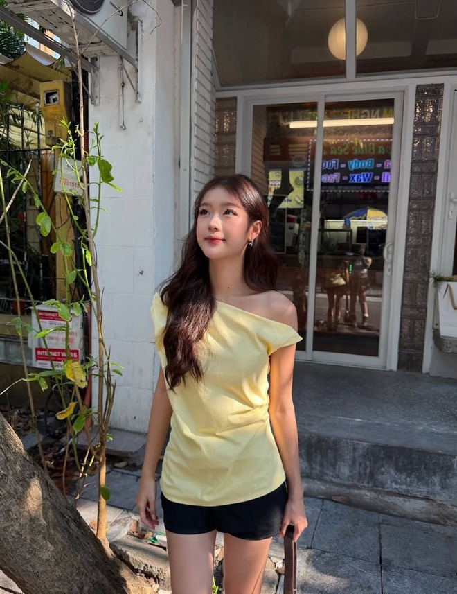 Hội mặc đẹp to&agrave;n cầu đều "thủ" chiếc &aacute;o n&agrave;y trong tủ: Xinh đứ đừ, diện c&ugrave;ng ch&acirc;n v&aacute;y hay quần jeans đều hợp v&ocirc; đối- Ảnh 12.