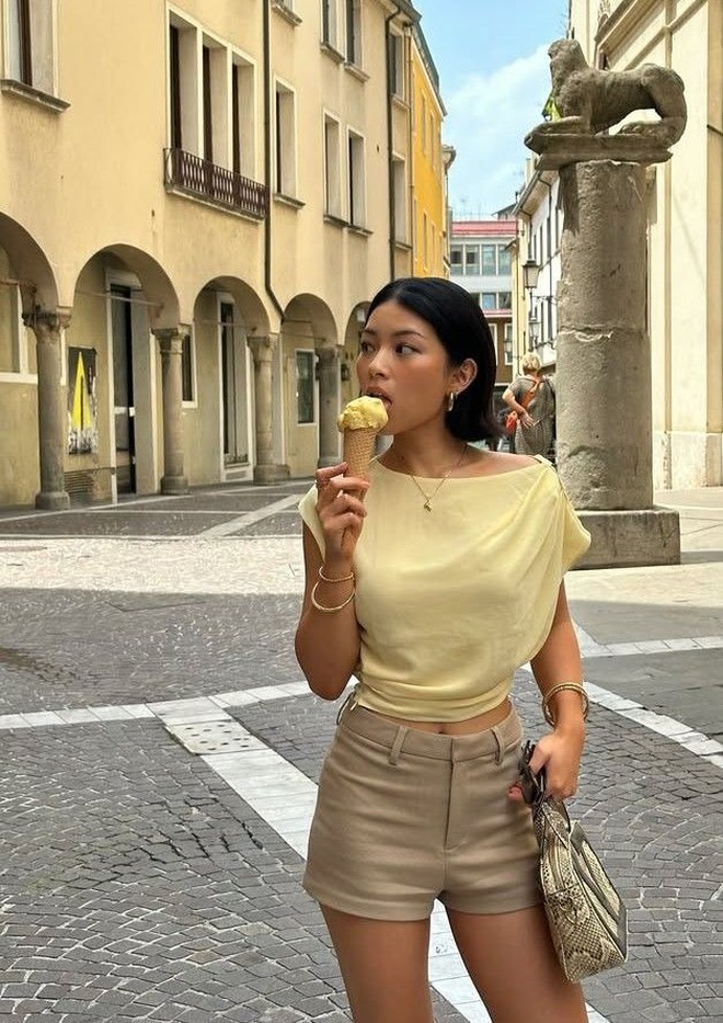 Hội mặc đẹp to&agrave;n cầu đều "thủ" chiếc &aacute;o n&agrave;y trong tủ: Xinh đứ đừ, diện c&ugrave;ng ch&acirc;n v&aacute;y hay quần jeans đều hợp v&ocirc; đối- Ảnh 4.