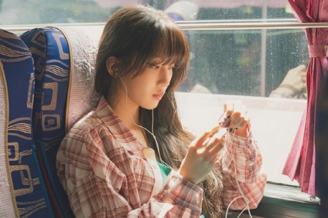 Nữ chính phim Hàn gây sốt Việt Nam: Nhan sắc mỏng manh nhìn muốn che chở, gu thời trang "nghệ" như cảnh phim- Ảnh 1. Nữ chính phim Hàn gây sốt Việt Nam: Nhan sắc mỏng manh nhìn muốn che chở, gu thời trang "nghệ" như cảnh phim- Ảnh 1.