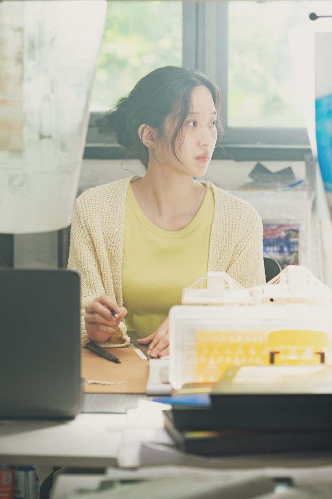 Nữ chính phim Hàn gây sốt Việt Nam: Nhan sắc mỏng manh nhìn muốn che chở, gu thời trang "nghệ" như cảnh phim- Ảnh 2. Nữ chính phim Hàn gây sốt Việt Nam: Nhan sắc mỏng manh nhìn muốn che chở, gu thời trang "nghệ" như cảnh phim- Ảnh 2.