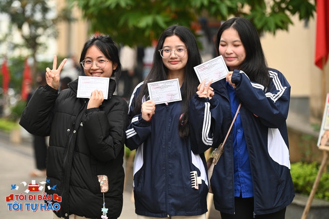 18 tuổi lần đầu đi bầu cử: Dậy từ 5h sáng vì hồi hộp, thấy bản thân "trưởng thành trong chớp mắt"- Ảnh 11. 18 tuổi lần đầu đi bầu cử: Dậy từ 5h sáng vì hồi hộp, thấy bản thân "trưởng thành trong chớp mắt"- Ảnh 11.