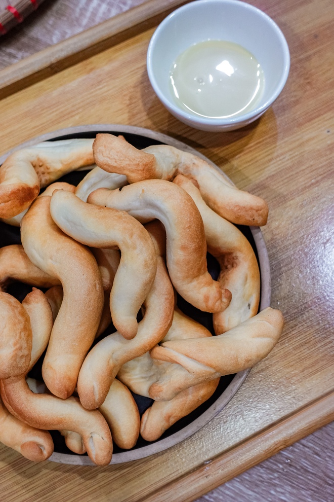 Kh&aacute;ch xếp h&agrave;ng như mua v&agrave;ng, loại b&aacute;nh m&igrave; "oằn t&agrave; l&agrave; vằn" ở Hải Ph&ograve;ng c&oacute; g&igrave; m&agrave; hot đến vậy?- Ảnh 10.