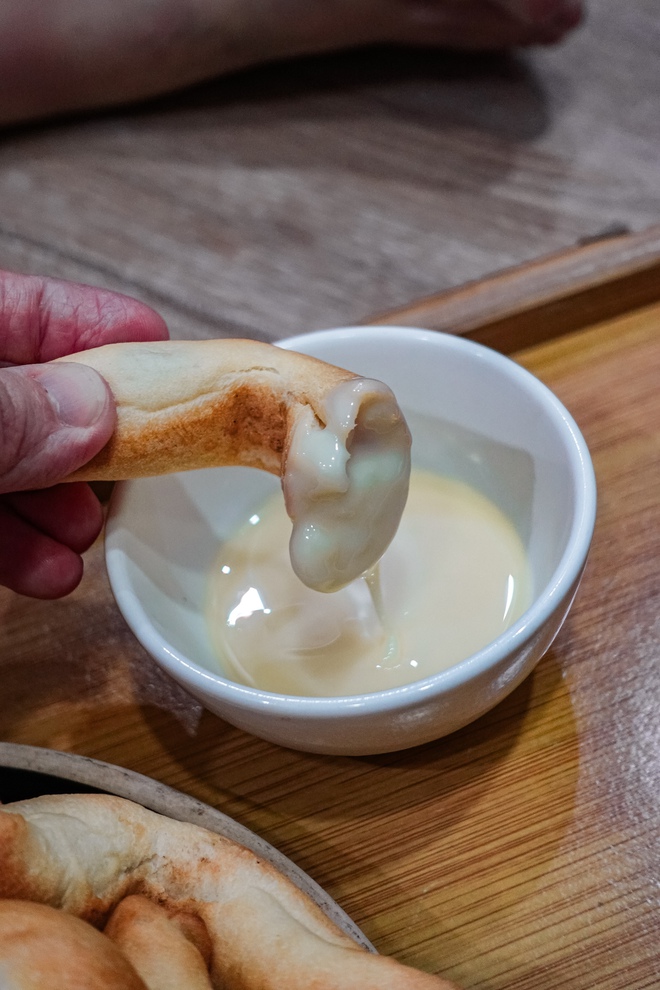 Kh&aacute;ch xếp h&agrave;ng như mua v&agrave;ng, loại b&aacute;nh m&igrave; "oằn t&agrave; l&agrave; vằn" ở Hải Ph&ograve;ng c&oacute; g&igrave; m&agrave; hot đến vậy?- Ảnh 11.