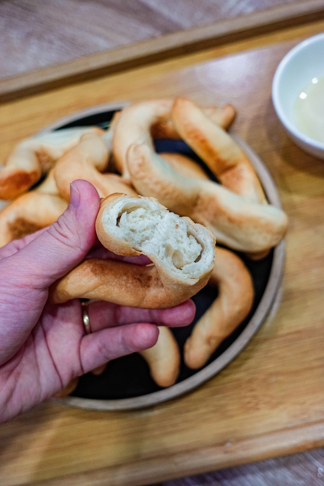 Kh&aacute;ch xếp h&agrave;ng như mua v&agrave;ng, loại b&aacute;nh m&igrave; "oằn t&agrave; l&agrave; vằn" ở Hải Ph&ograve;ng c&oacute; g&igrave; m&agrave; hot đến vậy?- Ảnh 7.