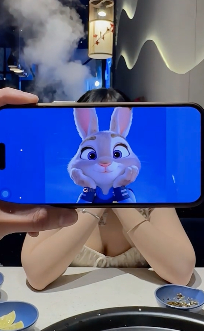 Tr&agrave;o lưu khoe người y&ecirc;u bằng ảnh "cặp đ&ocirc;i c&aacute;o thỏ": Hot l&ecirc;n từ Oscar năm 2026, c&oacute; g&igrave; m&agrave; g&acirc;y sốt?- Ảnh 4.