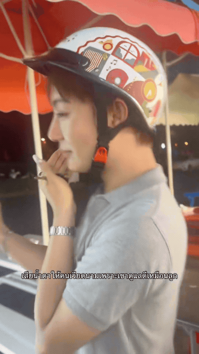 Kh&aacute;ch Th&aacute;i bật kh&oacute;c nức nở giữa Đ&agrave; Nẵng: "Họ chăm t&ocirc;i như con đẻ, t&ocirc;i xăm lu&ocirc;n hai chữ Việt Nam l&ecirc;n tay&rdquo;- Ảnh 2.