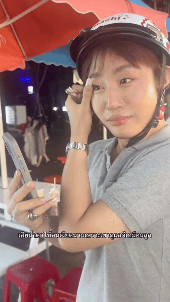 Kh&aacute;ch Th&aacute;i bật kh&oacute;c nức nở giữa Đ&agrave; Nẵng: "Họ chăm t&ocirc;i như con đẻ, t&ocirc;i xăm lu&ocirc;n hai chữ Việt Nam l&ecirc;n tay&rdquo;- Ảnh 1.